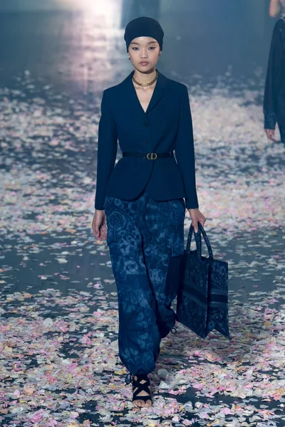 Look 50